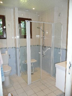 Salle de bain pour personne  mobilit rduite